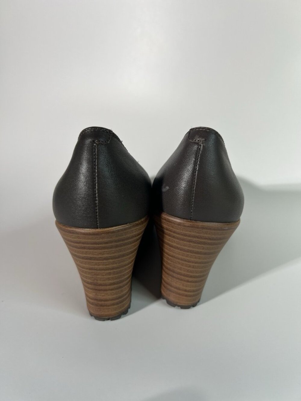 Crocs A-Leigh Espresso / Walnut Leather Closed Toe Wedge Pumps Women's Size 8 - Picture 12 of 14